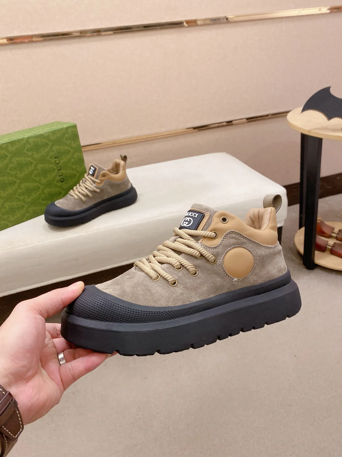 Men's men's shoes 💰 462💰🇮🇹🇮🇹GUCCI (Gucci) top 🔍🔍 new models are on sale at the same time at the counter. The uppers 🇮🇹 are imported from Italy and are made of top-grain cowhide. Fully imported genuine leather lining 💪💪, completely 1⃣️ to 1⃣️ replica 🇮🇹💪💪, ⚠ sole: original sole provided by the original factory, exclusive movable molded sole super comfortable, ⚠ original factory follow-up, 🔍🔍 high quality, you can go in and out of the counter at will, welcome to compare⚠. Code number:38-44